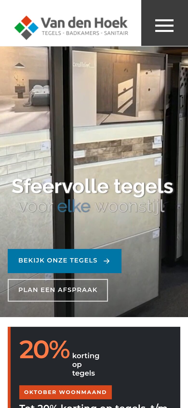 Website van Hoek Badkamers op een telefoon