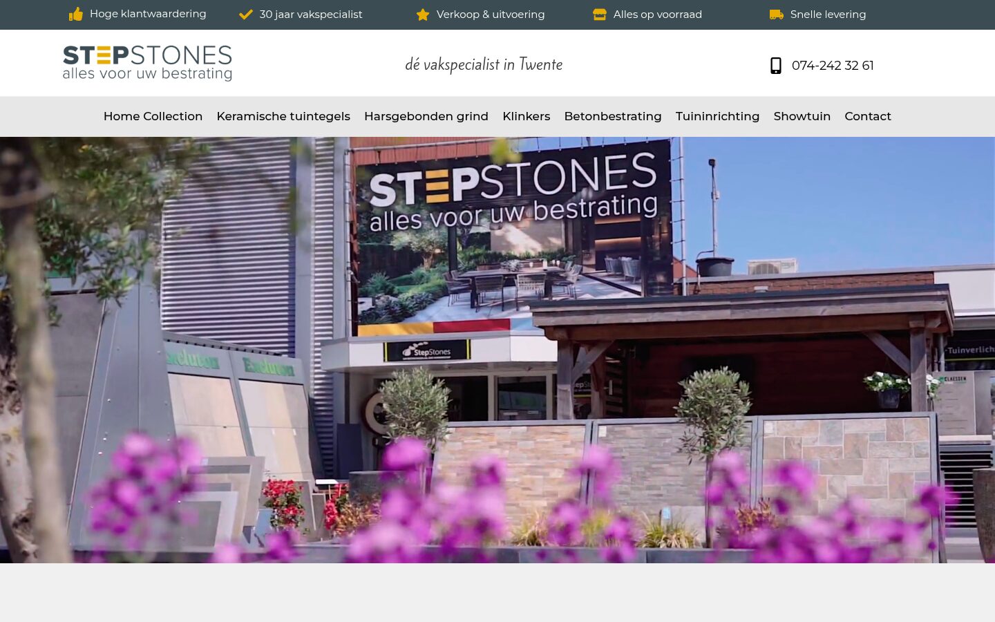 Website van Step Stones op een laptop